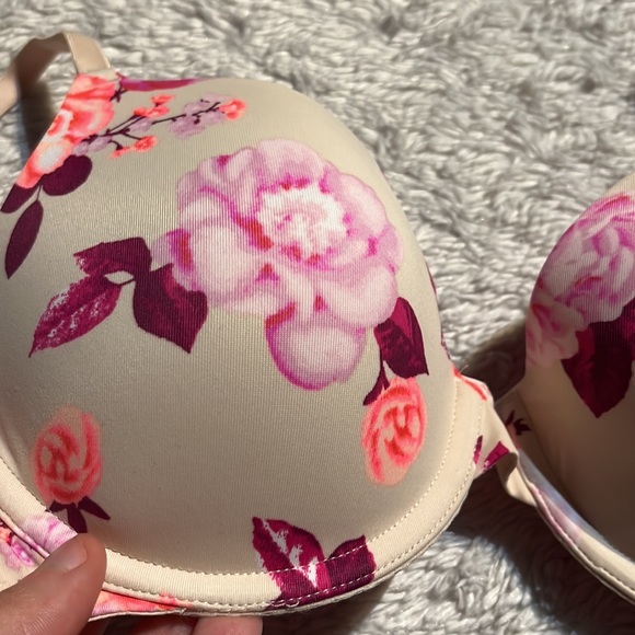 Victoria Secrets PINK 32C bra - Picture 2 of 3